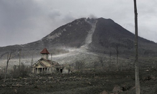 Nhiếp ảnh gia AP Binsar Bakkara đã ghé thăm những ngôi  làng ma ở Indonesia bao gồm: Guru Kinayan, Simacem, Kuta Gugung và Sibintun. Hơn 30.000 người đã phải sơ tán khỏi các ngôi làng quanh núi lửa Sinaburg sau khi nó "thức giấc" năm 2010. Trong ảnh là khung cảnh rùng rợn tại nhà thờ ở làng ma Simacem, Bắc Sumatra, Indonesia.